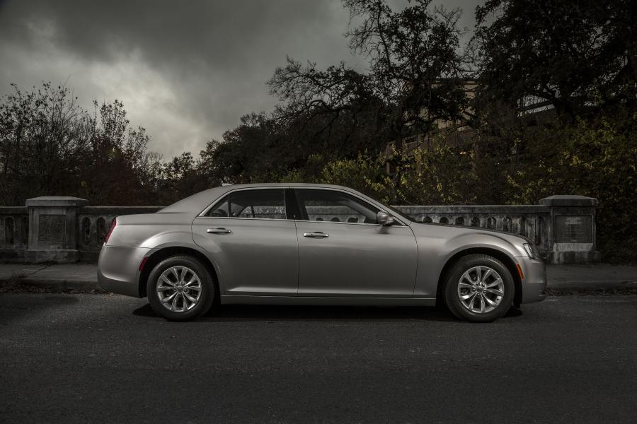  Chrysler 300C Limited 2015 года  (фото 4 из 5)